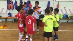 足球教练能否上场当球员？规则与实际情况探讨