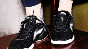 儿童足球鞋鞋底很硬吗？探究其硬度真相与穿着体验