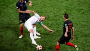 足球换人时，比赛时间究竟停不停？