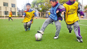 不考足校能踢足球吗