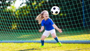 学校走廊踢足球危害大吗？安全隐患与风险全解析