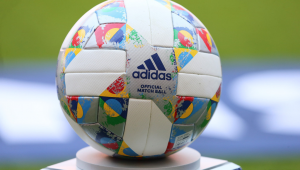 经典与时尚碰撞：哪款足球外观更能俘获球迷的心？