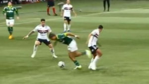 足球手顶球过人是否犯规，规则细节与判定标准全解析