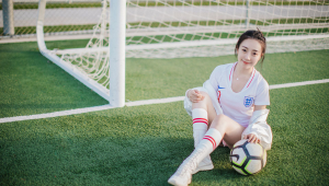 女生小孩踢足球腿会粗吗