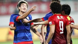 足球场上打队友会吃牌吗？规则解读与赛场案例揭秘