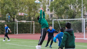 拿足球吓女生是否犯法,背后隐藏的法律问题需关注