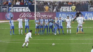 足球传回自家球门算犯规吗?规则细节与争议探讨