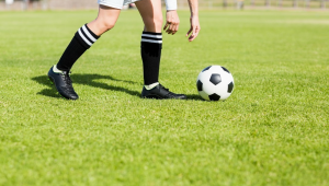 足球边替补能否捡球引关注,规则之下的探讨与思考