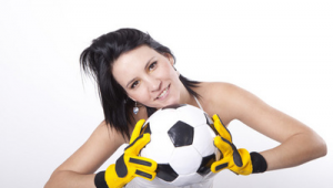 女孩踢足球,穿西装合适吗