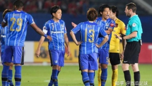 足球裁判踢进过球吗?背后那些鲜为人知的故事与趣闻