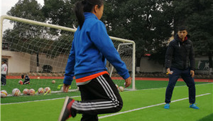 32岁女生能否踢足球？年龄不是阻碍，热爱无关早晚