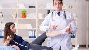 扭到脖子了可以踢足球吗