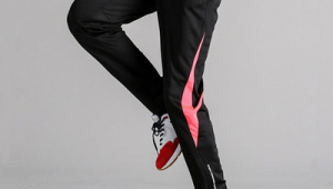 足球裤套健身裤好看吗？时尚搭配引发的视觉探讨