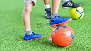 小孩踢足球是否需要足球鞋？这几个因素要考虑