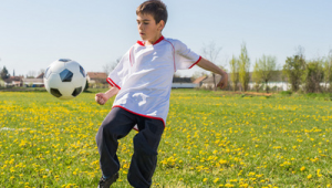小学男孩踢足球有用吗？探索足球对男孩成长的多重价值