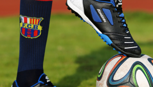 足球大钉鞋颜值比拼：哪双能在绿茵场上脱颖而出成为你的心头好？