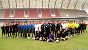 足球现在还有副裁判吗