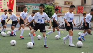 足球俱乐部是否提供足球装备,你知道答案吗?