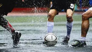 下雨足球比赛还踢吗？风雨中的绿茵角逐悬念待解