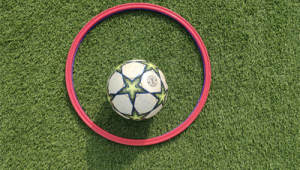 足球能否双脚夹球带球？规则解析与实战探讨