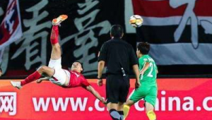 足球边界发球扔投球是否犯规探讨