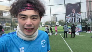 上海足球老将哭了是真的吗？背后故事引关注
上海足球老将哭了传闻真假？背后隐情待揭秘