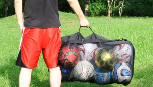 足球飞进背包算犯规吗