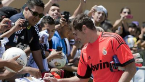 现在的足球比赛还能找球员要签名吗？