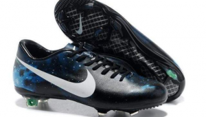 大白蓝足球鞋好看吗？直观解析这配色在球场的视觉魅力