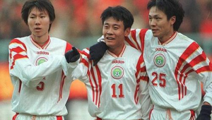 全红色足球衣，女性穿起来究竟好不好看？