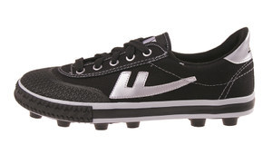 足球鞋都是钉子么？带你揭开足球鞋鞋底设计的神秘面纱