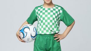 绿色足球服推荐给女生吗？这里有你想要的答案！