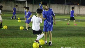 这就是看足球的乐趣吗?激情碰撞、热血沸腾,尽在绿茵赛场