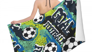 女生疑问:足球浴巾能像普通衣物一样穿戴吗?