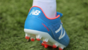 足球鞋很硬吗为什么,是材质问题还是另有原因?