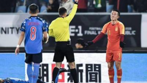 足球比赛暂停，球权归属哪家？是此刻的关键疑问