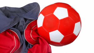 足球碰到衣服算手球吗?规则判定及相关争议探讨