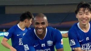 足球伸手拽人吗犯规吗