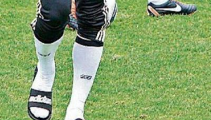 踢足球时穿拖鞋行不行？探讨足球运动中穿拖鞋的那些事儿