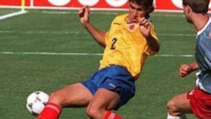 踢足球的足球能把人打死吗