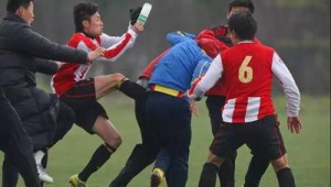 业余足球球场打架是否算犯规，规则界定与后果解析