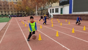 小学适合学习足球篮球技巧吗？探讨校园球类技能培养可行性