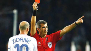 足球红牌是否意味着球员必须下场？背后规则全解析