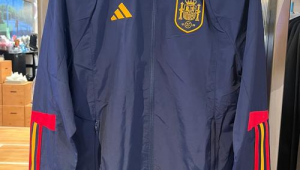 夏天能否穿足球服夹克？探讨其在夏日穿着的可行性