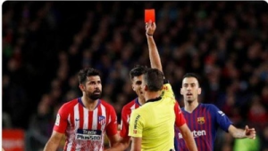 足球主裁能否被罚？规则解读与赛场争议背后的真相