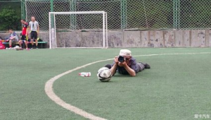 足球踢飞碟是真的吗？背后真相究竟如何令人好奇