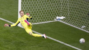 腿断了的女生还能踢足球吗