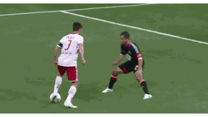 足球扣球晃人是否算犯规，规则界定引关注