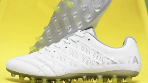 athleta足球鞋重吗