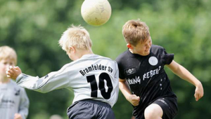 13岁孩子踢足球是否可行 探究其背后的诸多考量